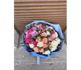 Buchet cu 50 de Trandafiri în Mix de Culori – O Explozie de Eleganță și Emoție