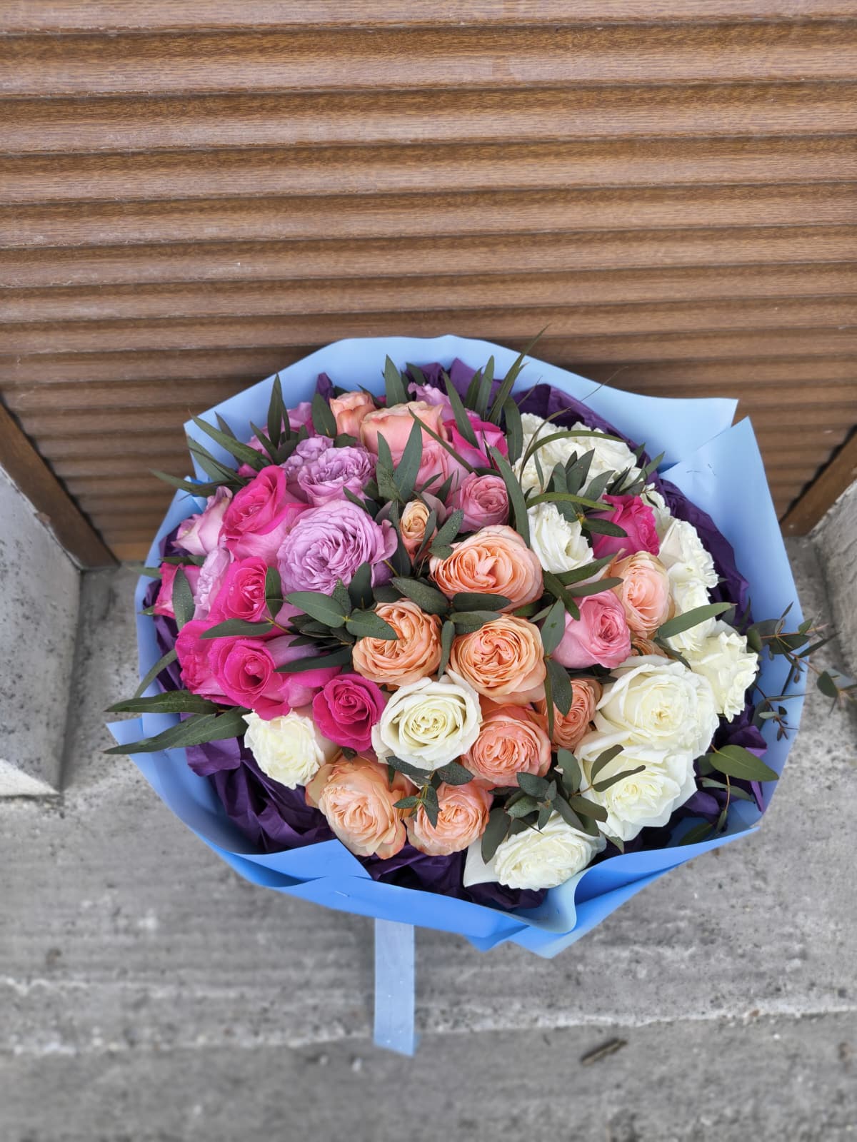 Buchet cu 50 de Trandafiri în Mix de Culori – O Explozie de Eleganță și Emoție Buchet cu 50 de Trandafiri în Mix de Culori – O Explozie de Eleganță și Emoție