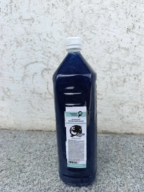 Detergent de rufe Mamma Terra Ultra Black 1L – pentru haine negre și culori închise Detergent de rufe Mamma Terra Ultra Black 1L – pentru haine negre și culori închise