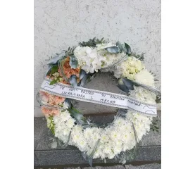 Coroană funerară diametru 60 cm – omagiu floral elegant și respectuos