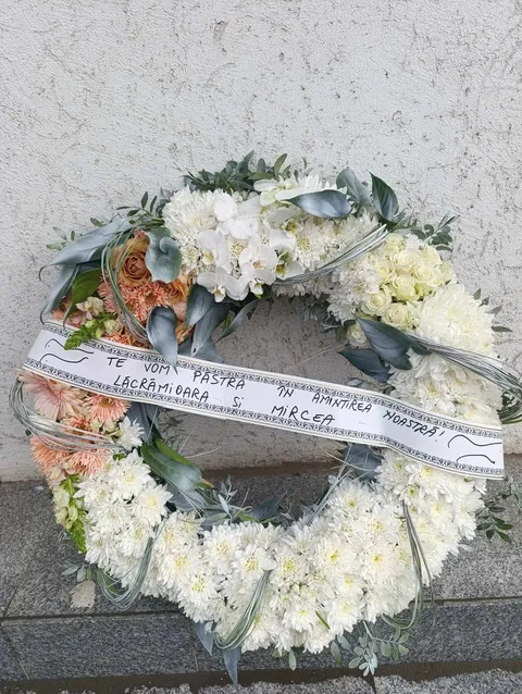 Coroană funerară diametru 60 cm – omagiu floral elegant și respectuos Coroană funerară diametru 60 cm – omagiu floral elegant și respectuos