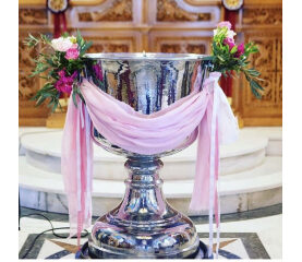 Decor Cristelniță cu Voal și Flori Naturale pentru Botez