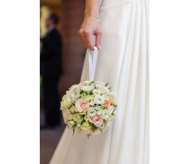 Buchet de Mireasă Pomander – Eleganță și Originalitate pentru Ziua Nunții