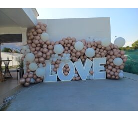 Photo Corner cu Baloane și Litere LOVE – Decor Romantic pentru Nunți și Cununii Civile