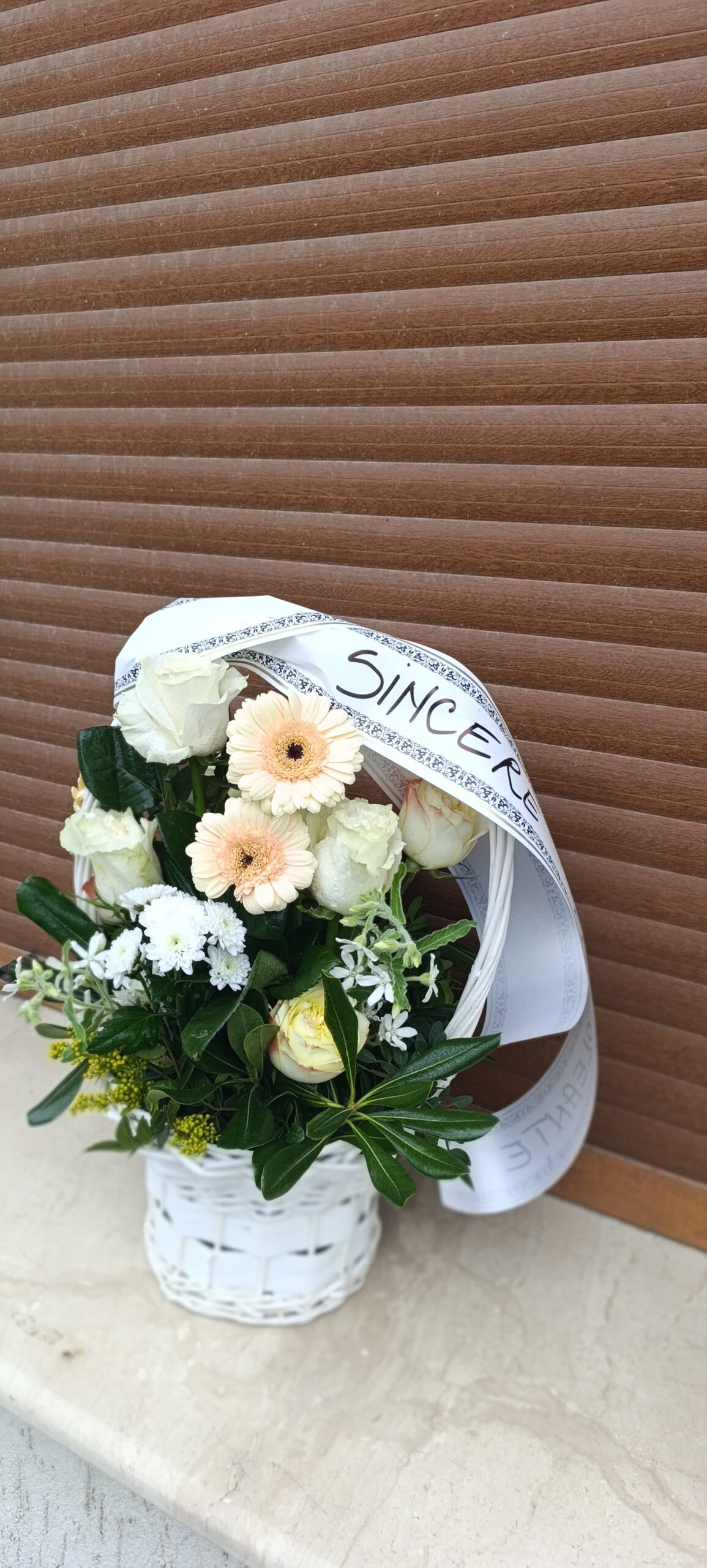 Coș funerar mic – aranjament floral discret și elegant pentru omagiu Coș funerar mic – aranjament floral discret și elegant pentru omagiu