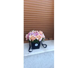 Aranjament Floral în Cutie Premium – Trandafiri și Orhidee Phalaenopsis