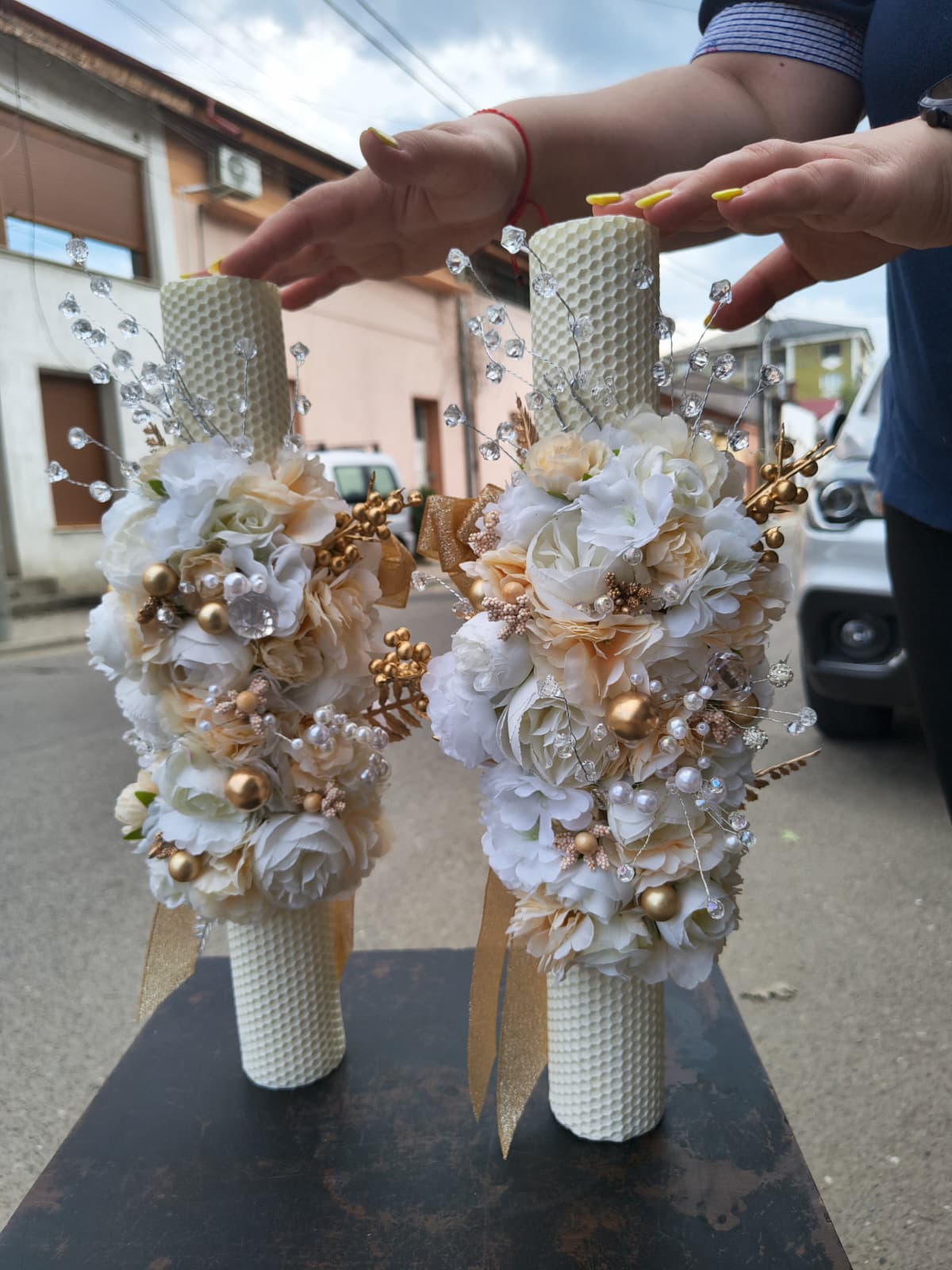 Set lumânări de cununie cu flori artificiale și bijuterii aurii – Handmade Set lumânări de cununie cu flori artificiale și bijuterii aurii – Handmade