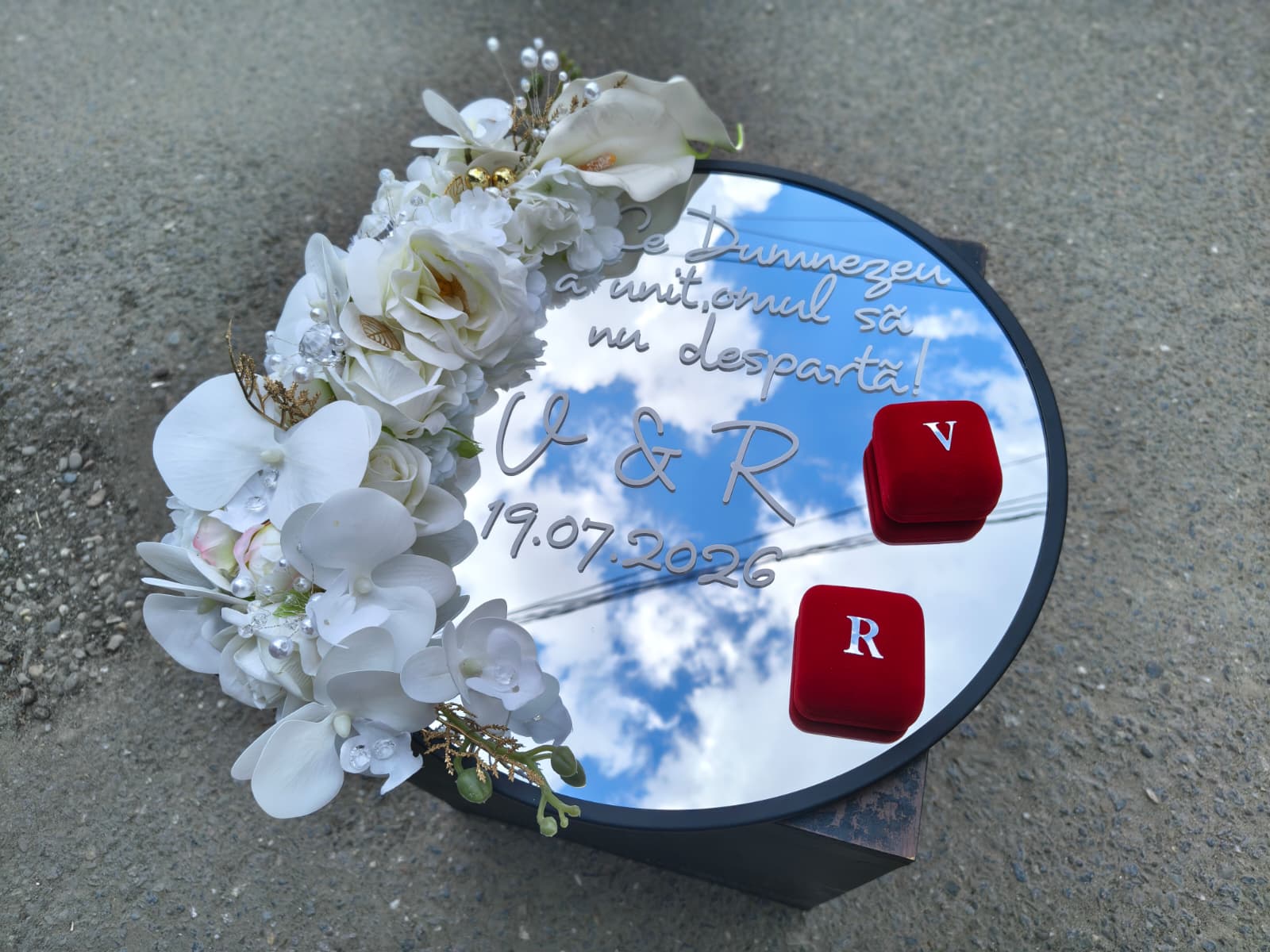 Tava pentru verighete cu oglindă personalizată și flori albe – Handmade Tava pentru verighete cu oglindă personalizată și flori albe – Handmade