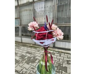 Buchet de trandafiri roșii și roz pe structură Spider – IFlori