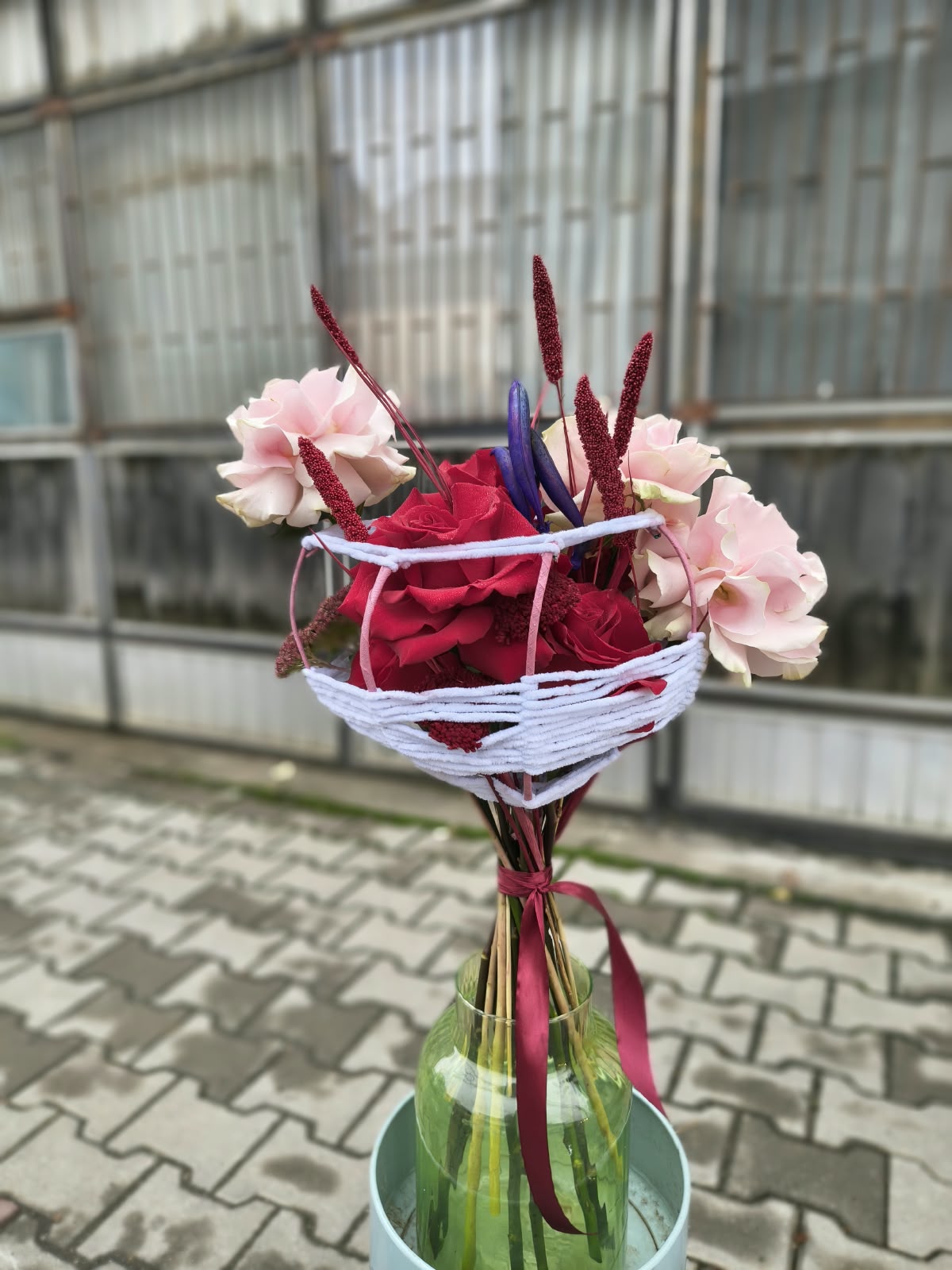 Buchet de trandafiri roșii și roz pe structură Spider – IFlori Buchet de trandafiri roșii și roz pe structură Spider – IFlori