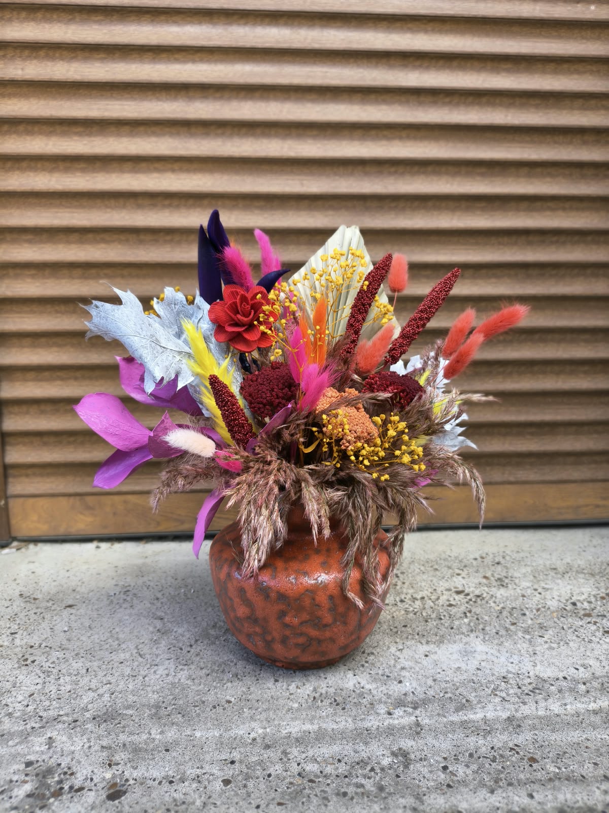 Aranjament floral de toamnă cu flori criogenate în vas ceramic – IFlori Aranjament floral de toamnă cu flori criogenate în vas ceramic – IFlori