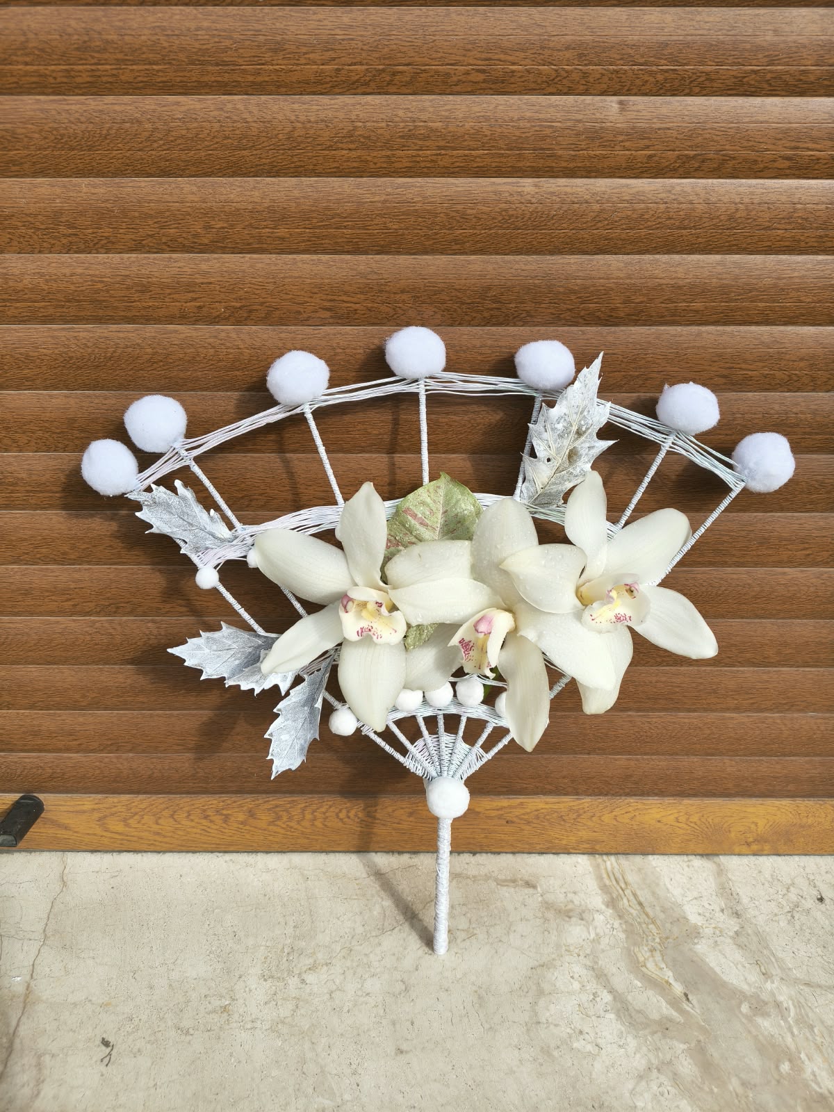Buchet de mireasă „Ca un fulg” – stil evantai, minimalist | IFlori Buchet de mireasă „Ca un fulg” – stil evantai, minimalist | IFlori