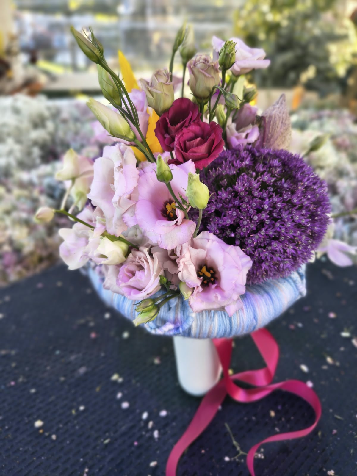 Buchet mixt de flori pe structură rotundă din lână Buchet mixt de flori pe structură rotundă din lână