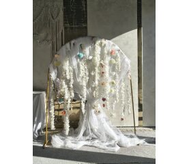 Photo corner delicat cu ghirlande florale, voal și luminițe