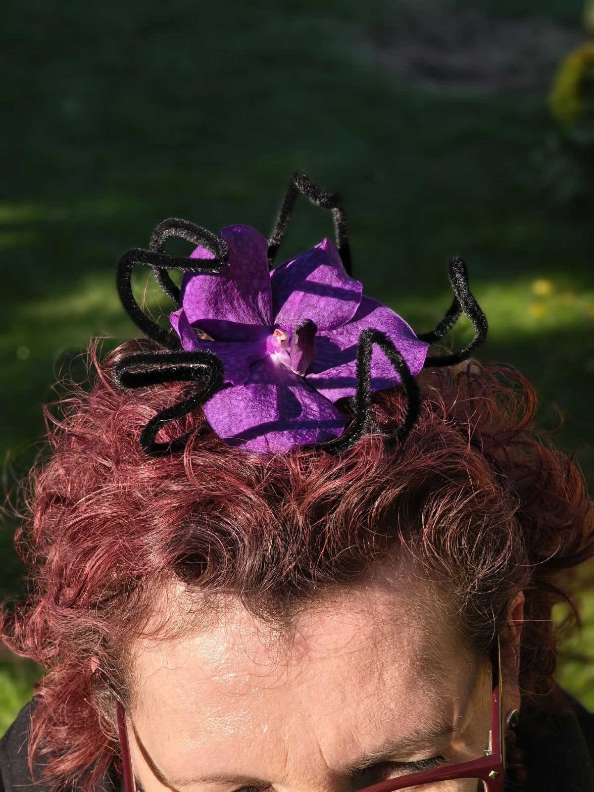 Accesoriu de păr cu flori naturale – un detaliu care te face memorabilă Accesoriu de păr cu flori naturale – un detaliu care te face memorabilă