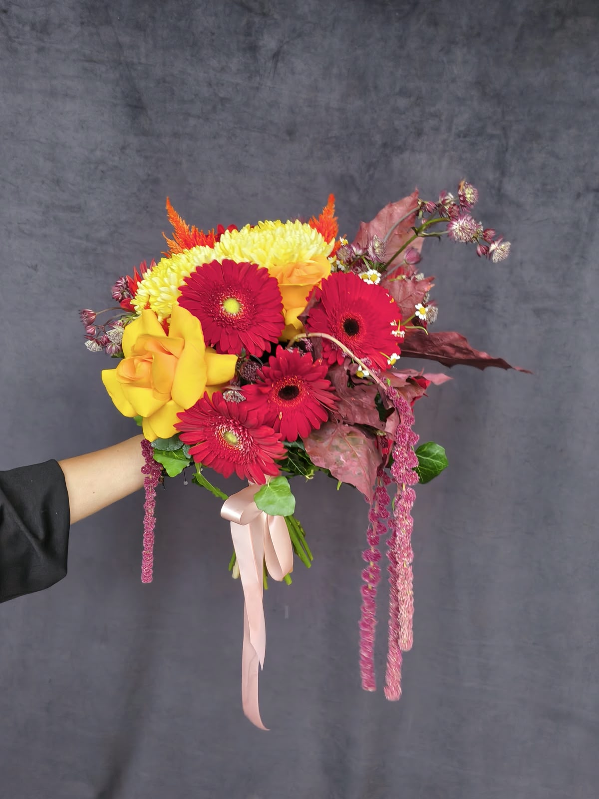 Buchet mixt de toamnă – frumusețea unui anotimp adunată în flori Buchet mixt de toamnă – frumusețea unui anotimp adunată în flori
