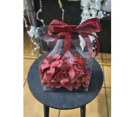 Aranjament tip poșetă din plexiglas cu flori de săpun