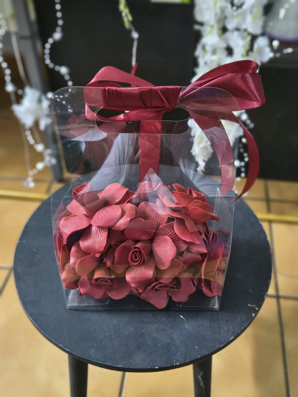 Aranjament tip poșetă din plexiglas cu flori de săpun Aranjament tip poșetă din plexiglas cu flori de săpun