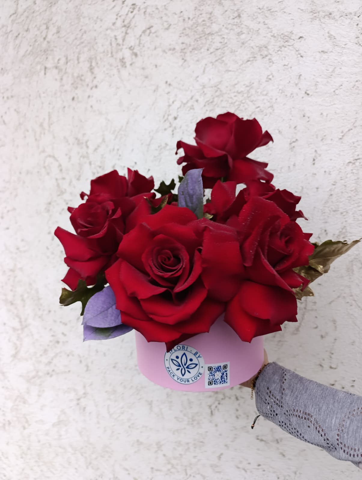 Aranjament cu 9 Trandafiri în Cutie – Eleganță și Rafinament într-un Cadou Floral Deosebit Aranjament cu 9 Trandafiri în Cutie – Eleganță și Rafinament într-un Cadou Floral Deosebit