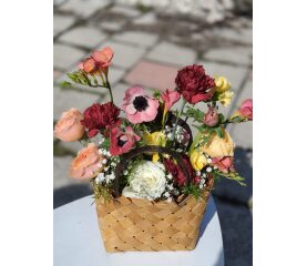 Aranjament Mediu cu Flori de Sezon – Prospețime și Eleganță Naturală