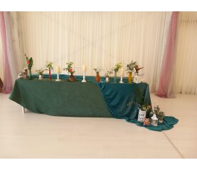 Prezidiu pentru Botez cu Tema Ursuleț și Flori Naturale – Decor de Poveste pentru un Eveniment Memorabil