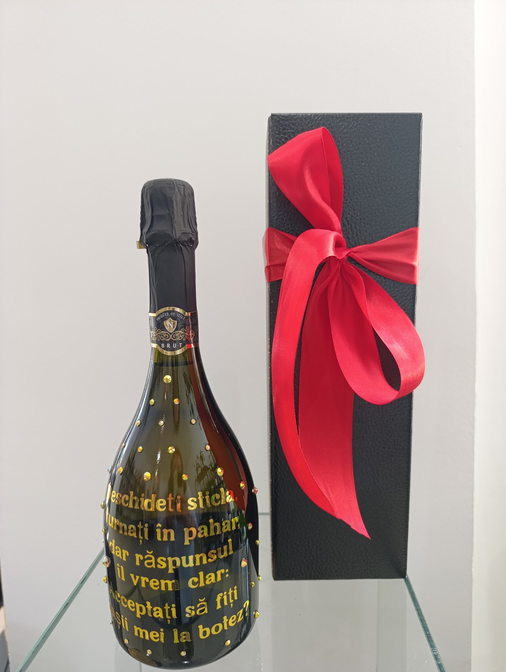 Sticlă cu Vin Spumant Personalizată pentru Nași – Cadou Elegant și Memorabil Sticlă cu Vin Spumant Personalizată pentru Nași – Cadou Elegant și Memorabil