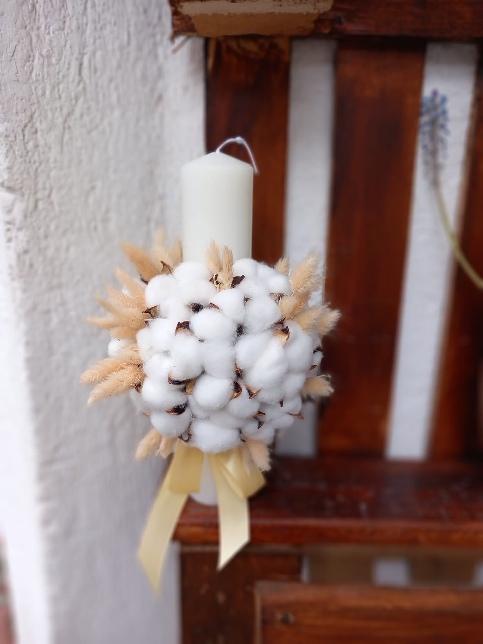 Lumânare de botez cu flori uscate si bumbac Lumânare de botez cu flori uscate si bumbac